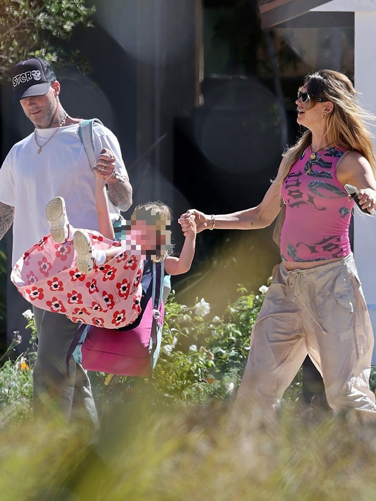 Adam Levine và Behati Prinsloo vui vẻ dắt con gái đi dạo giữa bão scandal. Adam Levine và Behati Prinsloo vui vẻ dắt con gái đi dạo giữa bão scandal.