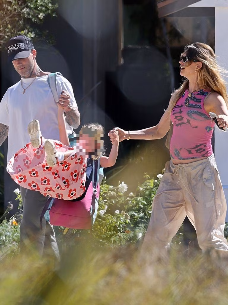 Adam Levine và Behati Prinsloo vui vẻ dắt con gái đi dạo giữa bão scandal. Adam Levine và Behati Prinsloo vui vẻ dắt con gái đi dạo giữa bão scandal.
