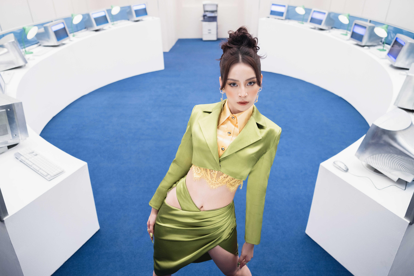 Nhân vật nữ trong MV theo đuổi người yêu từ nhà, văn phòng đến tụ điểm giải trí.