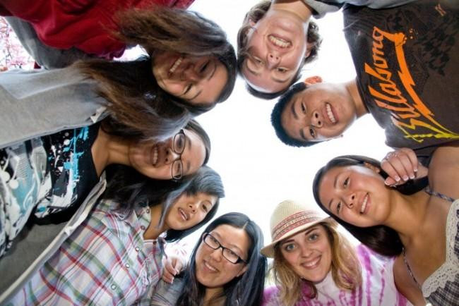 Không giống như người lớn, cả thế giới của teen chỉ xoay quanh ba trụ cột chính: Gia đình, bạn bè và thầy cô. Không giống như người lớn, cả thế giới của teen chỉ xoay quanh ba trụ cột chính: Gia đình, bạn bè và thầy cô.