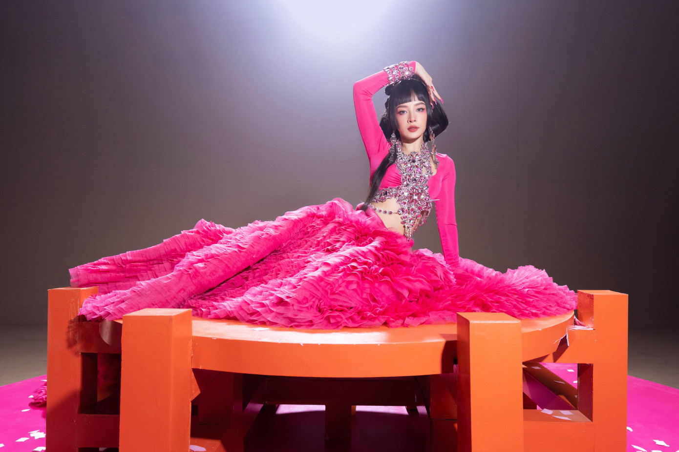 Chi Pu xuất hiện với tạo hình độc đáo trong MV Sashimi. Chi Pu xuất hiện với tạo hình độc đáo trong MV Sashimi.