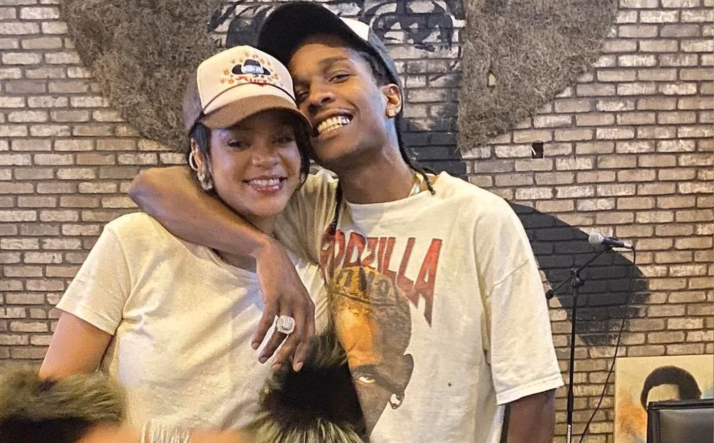 Cặp đôi trở về quê nhà của Rihanna trước ngày nữ ca sĩ lâm bồn. Cặp đôi trở về quê nhà của Rihanna trước ngày nữ ca sĩ lâm bồn.