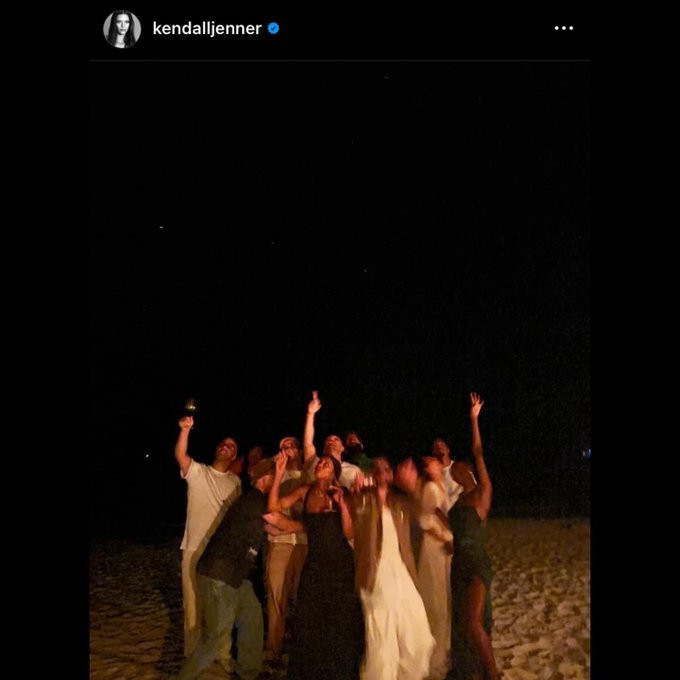 Kendall Jenner đi nghỉ dưỡng cùng tình cũ Bad Bunny, dấy lên nghi vấn cả hai tái hợp. Kendall Jenner đi nghỉ dưỡng cùng tình cũ Bad Bunny, dấy lên nghi vấn cả hai tái hợp.