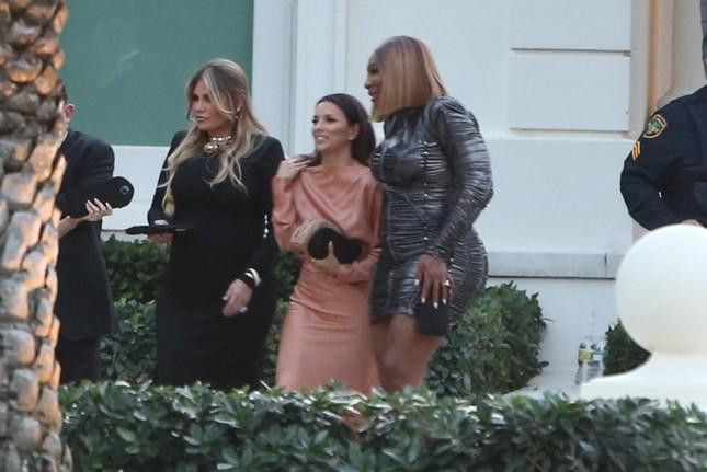 Serena Williams và Eva Longoria cũng có mặt tại dinh thự Palm Springs.