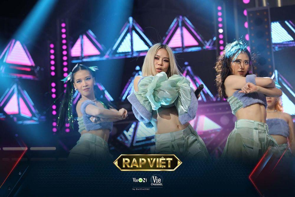 tlinh trình diễn ca khúc Gái Độc Thân cùng hội chị em cực cháy trên sân khấu Rap Việt. tlinh trình diễn ca khúc Gái Độc Thân cùng hội chị em cực cháy trên sân khấu Rap Việt.