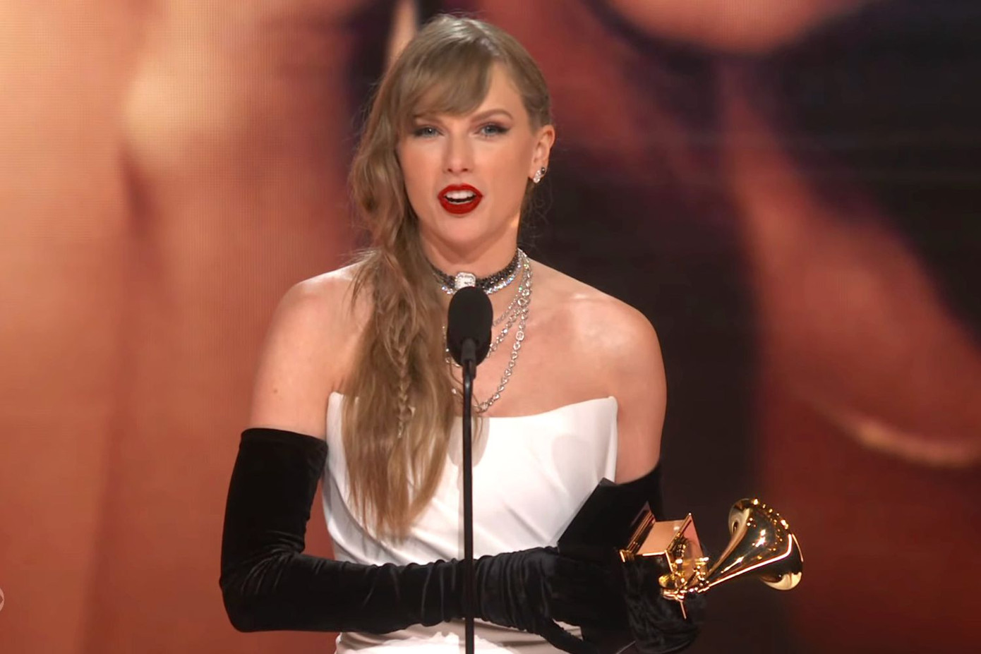 Taylor Swift phá kỷ lục nghệ sĩ thắng giải Grammys cho Album của năm nhiều nhất lịch sử. Taylor Swift phá kỷ lục nghệ sĩ thắng giải Grammys cho Album của năm nhiều nhất lịch sử.