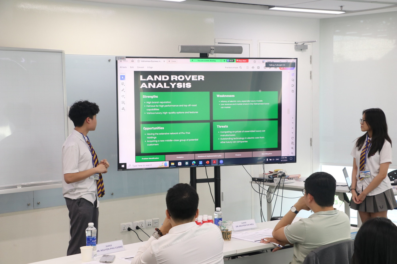 Nhóm Pioneer thuyết trình giải pháp trước ban giám khảo.