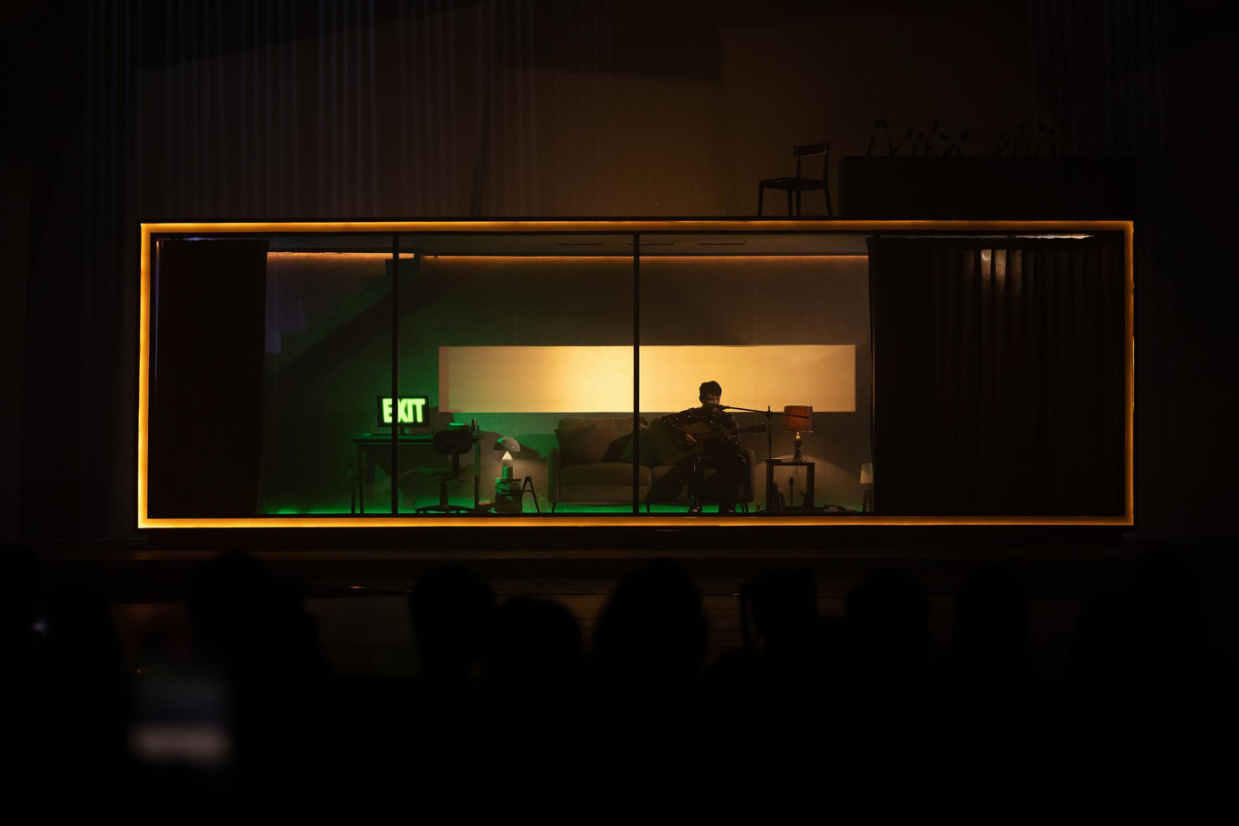 GREY D trình diễn ca khúc tỉnh thức sau giấc ngủ đông trong một chiếc hộp trong suốt.