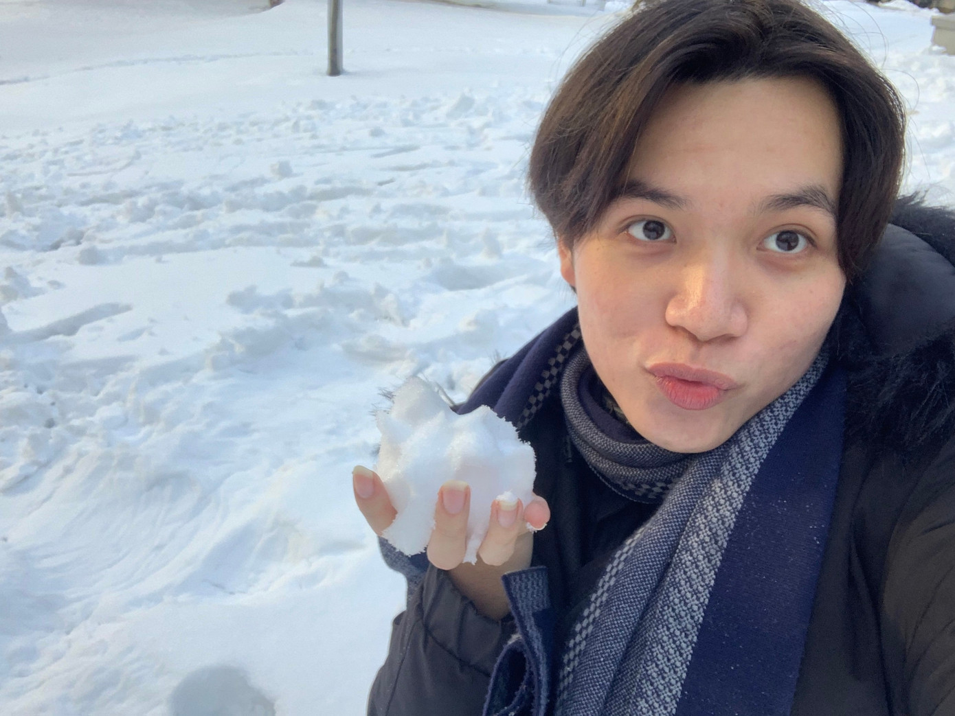 Đây là lần đầu mình được chạm tay vào tuyết luôn đó!
