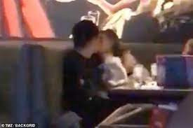 Ariana Grande và Dalton Gomez bị các tay săn ảnh bắt gặp hẹn hò trong một quán bar.