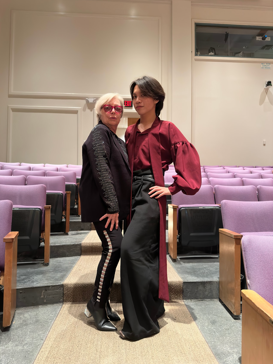 Mình chụp ảnh cùng cô giáo dạy Jazz sau đêm nhạc cuối kì.