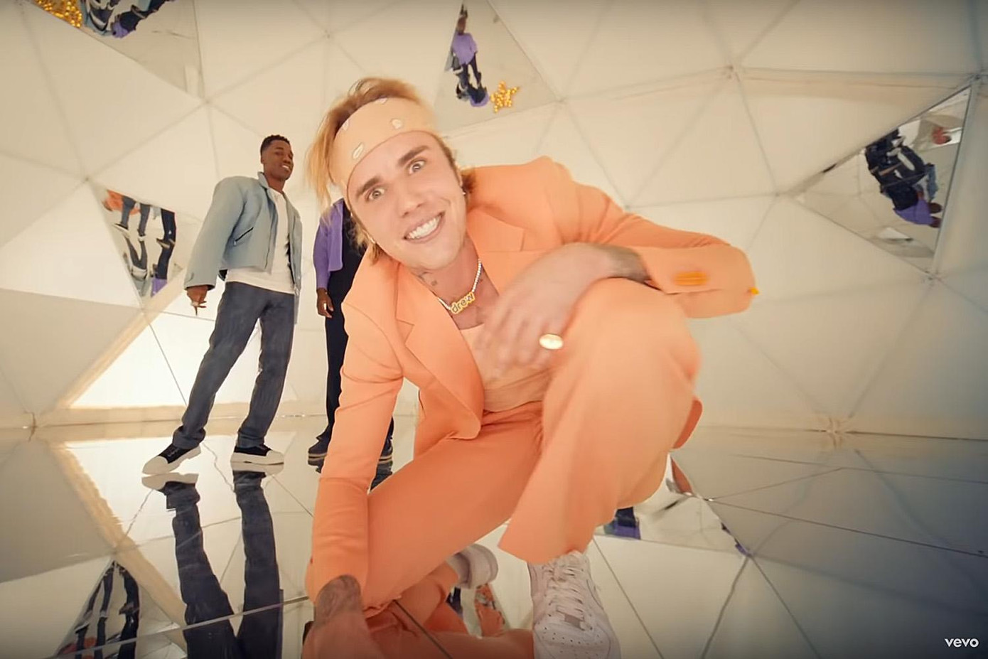 Với Peaches và album Justice, Justin Bieber cùng lúc đạt No.1 trên hai BXH Hot 100 và Billboard 200.