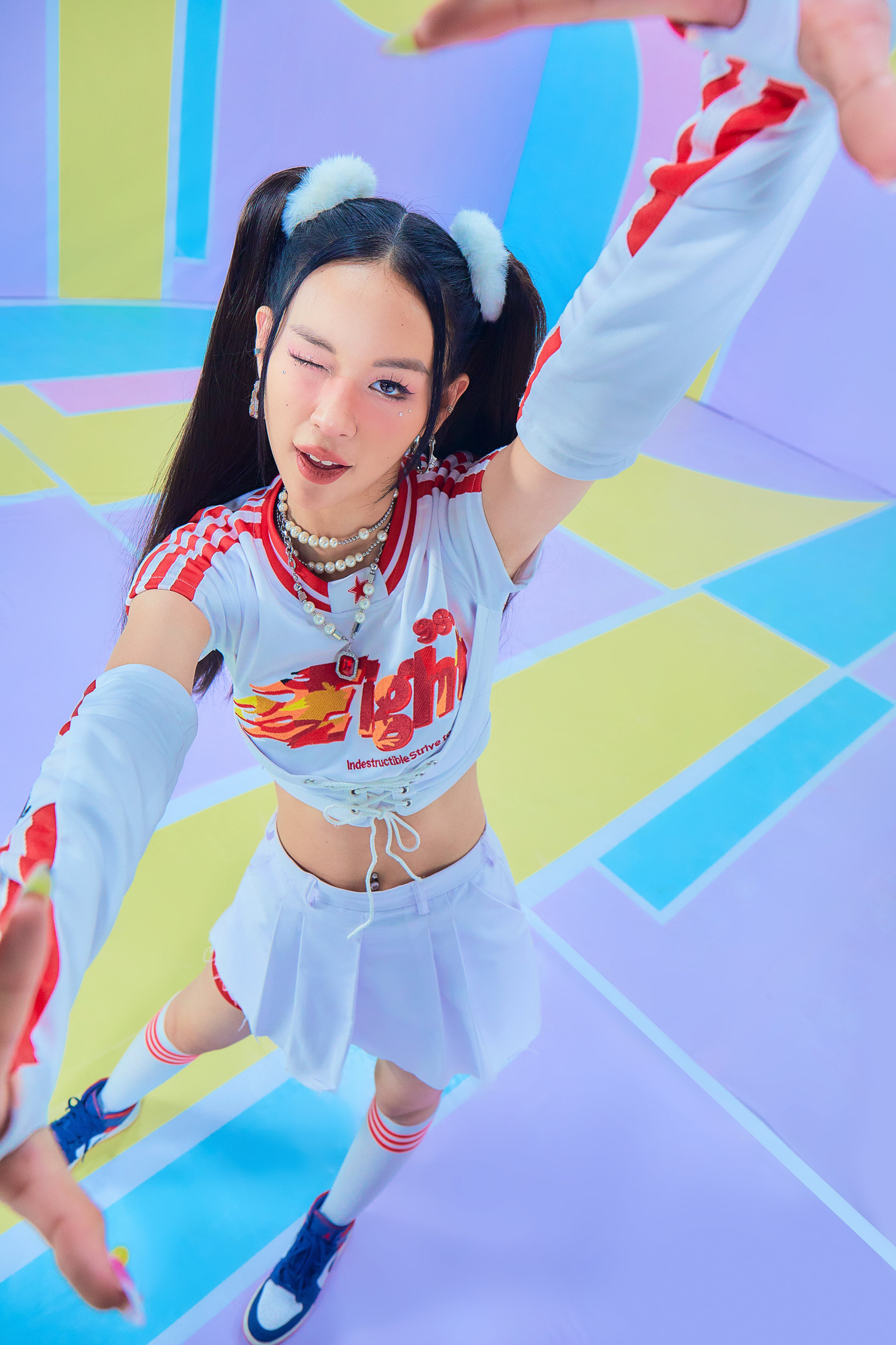 Lựa chọn bài hát và concept ít mới mẻ khiến Phí Phương Anh khó bật hẳn lên.