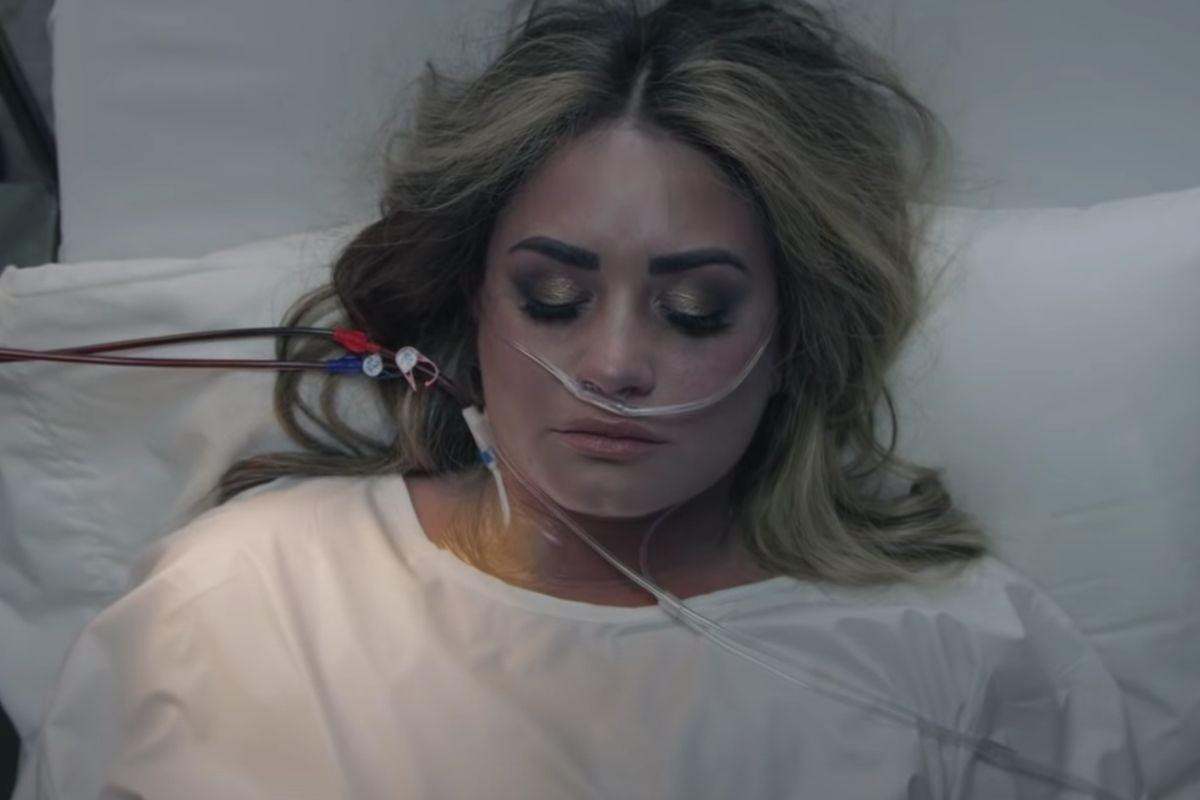 Demi Lovato xuất hiện với khuôn mặt bầm tím, trên cổ cắm đầy kim tiêm trong MV Dancing With The Devil. Demi Lovato xuất hiện với khuôn mặt bầm tím, trên cổ cắm đầy kim tiêm trong MV Dancing With The Devil.