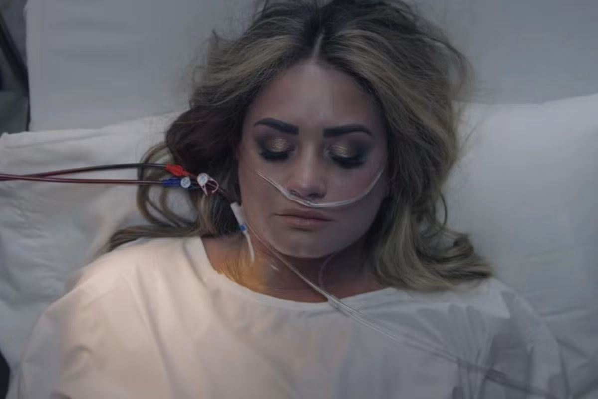 Demi Lovato xuất hiện với khuôn mặt bầm tím, trên cổ cắm đầy kim tiêm trong MV Dancing With The Devil.