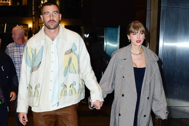 Dù cao 1m80, Taylor Swift vẫn trông nhỏ bé khi đi bên cạnh Travis Kelce. Dù cao 1m80, Taylor Swift vẫn trông nhỏ bé khi đi bên cạnh Travis Kelce.