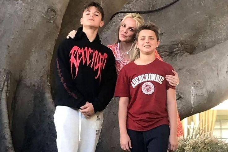 Chồng cũ cho biết hai con trai tránh mặt Britney Spears vì những tấm hình nhạy cảm của mẹ.