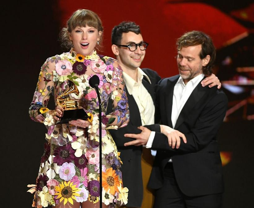 Taylor Swift cảm ơn người yêu khi nâng kèn vàng Album của năm tại Lễ trao giải Grammys. Taylor Swift cảm ơn người yêu khi nâng kèn vàng Album của năm tại Lễ trao giải Grammys.