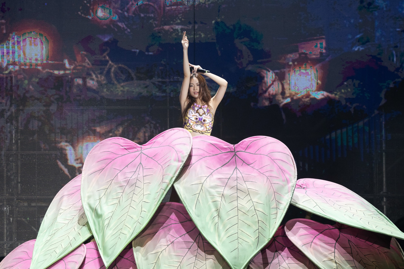 Hoàng Thùy Linh và ê-kíp mất một năm để lên ý tưởng về đường dây cũng như chất liệu cho toàn bộ những màn biểu diễn. Hoàng Thùy Linh và ê-kíp mất một năm để lên ý tưởng về đường dây cũng như chất liệu cho toàn bộ những màn biểu diễn.