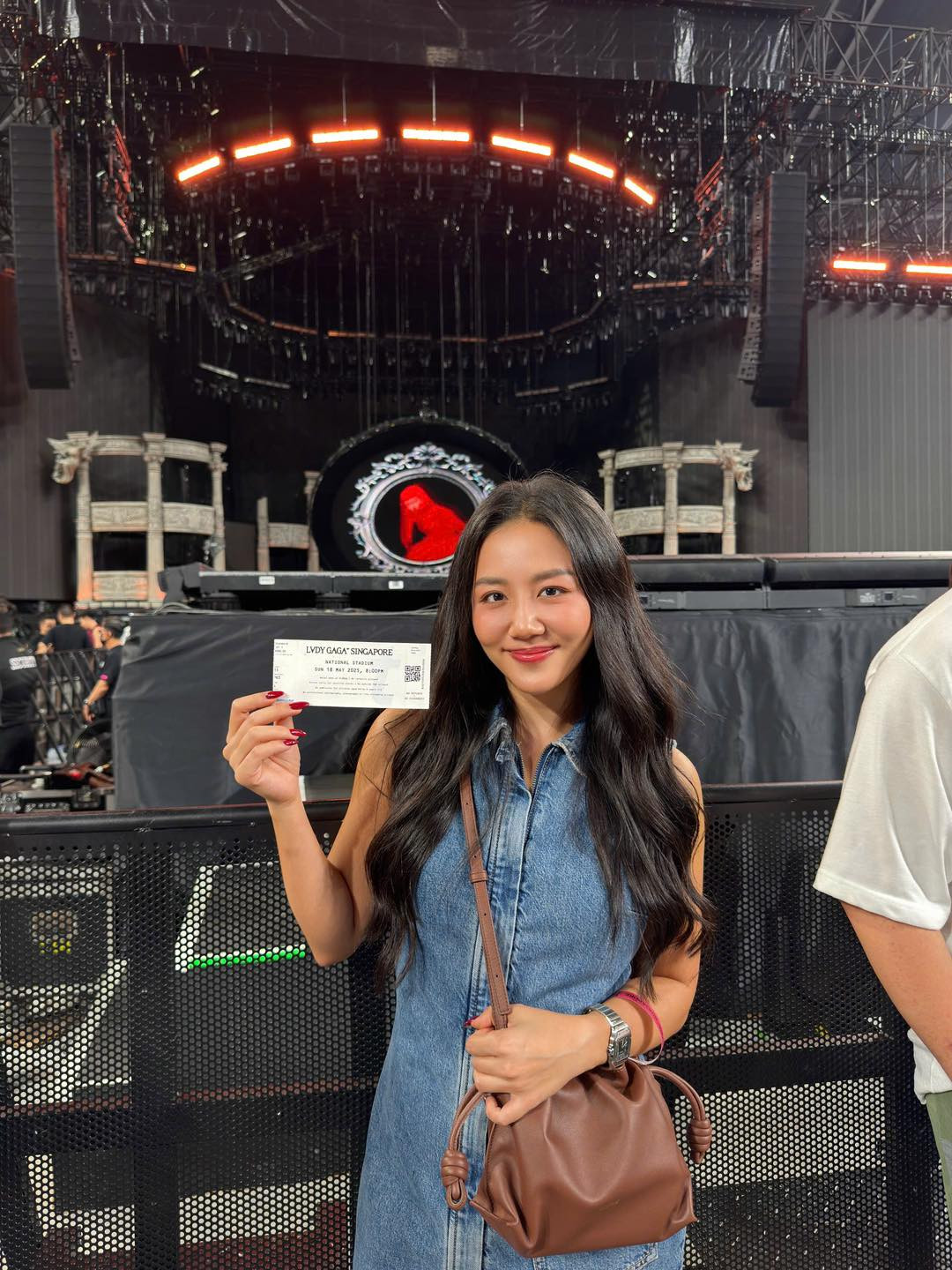 Văn Mai Hương khoe tấm vé tham dự concert của Lady Gaga tại Singapore.