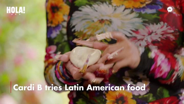 Cardi B vào bếp với bộ móng tay "dài tám thước". Cardi B vào bếp với bộ móng tay "dài tám thước".