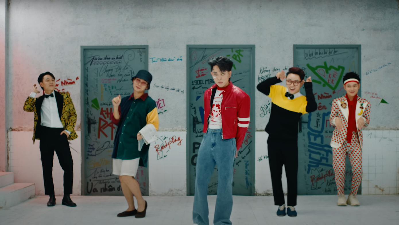 Phân cảnh hội ngộ giữa 5 phiên bản Trúc Nhân tái hiện lại phim Cuộc Chiến Đa Vũ Trụ. Phân cảnh hội ngộ giữa 5 phiên bản Trúc Nhân tái hiện lại phim Cuộc Chiến Đa Vũ Trụ.