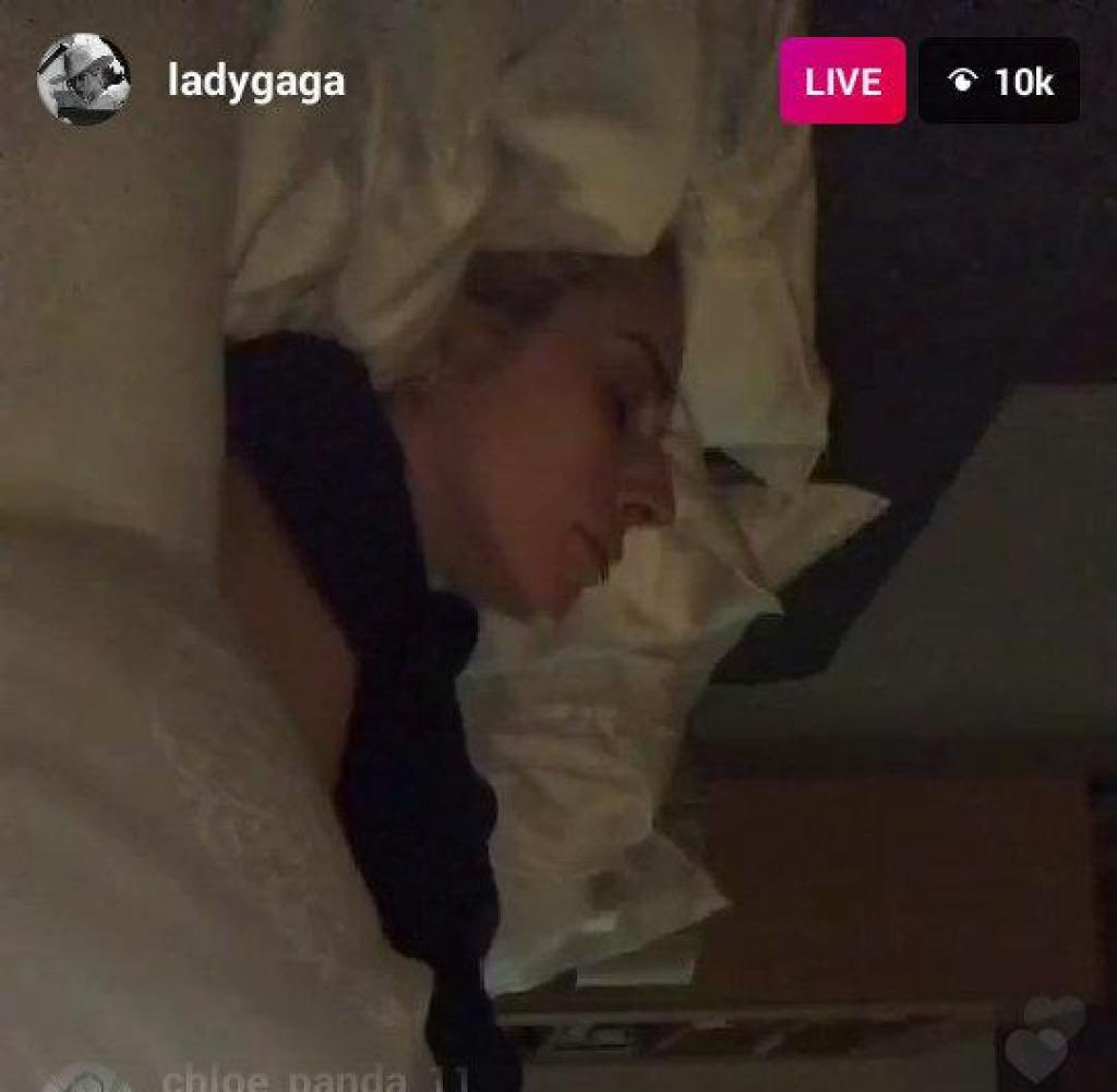 Lady Gaga livestream đi ngủ trong sự ngỡ ngàng của 10K người hâm mộ.