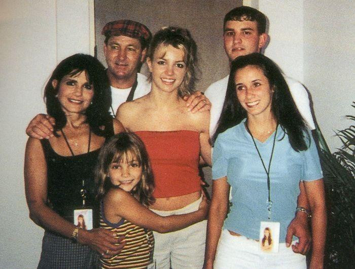 Britney Spears tiếp tục chỉ trích gia đình vì bị đối xử tệ bạc trong nhiều năm. Britney Spears tiếp tục chỉ trích gia đình vì bị đối xử tệ bạc trong nhiều năm.