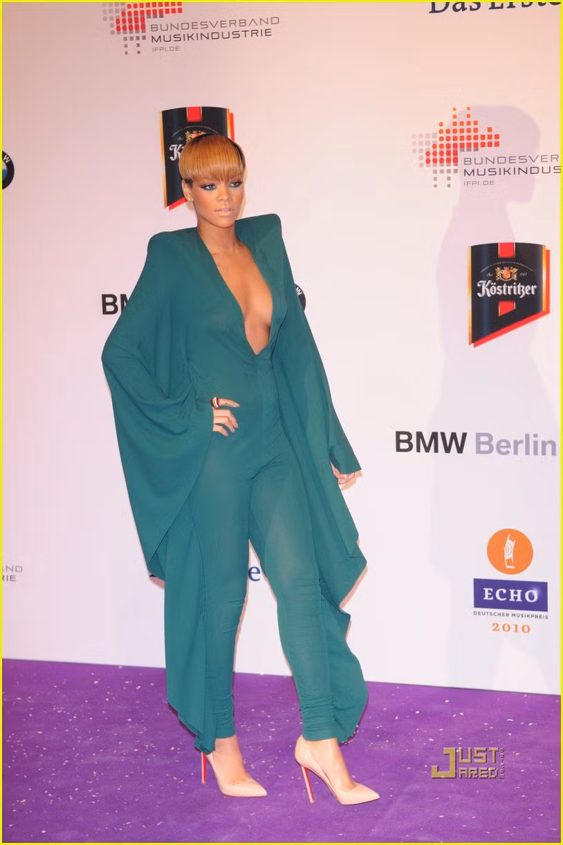 Rihanna xuất hiện trên thảm đỏ lễ trao giải Echo Award năm 2010.