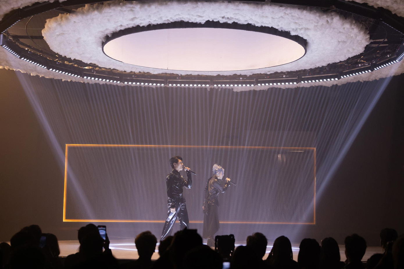 Hiệu ứng ánh sáng bắt mắt trong màn trình diễn vài câu nói có khiến người thay đổi.