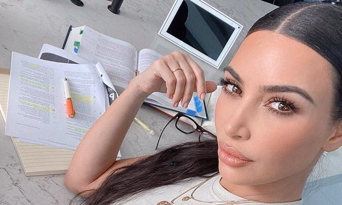 Kim Kardashian quyết tâm học hành chăm chỉ để theo đuổi sự nghiệp luật sư.