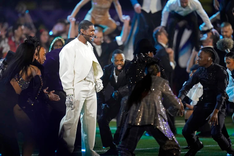 Usher cháy hết mình với sân khấu Super Bowl Halftime Show 2024.