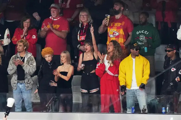 Taylor Swift đã có mặt cùng "hội chị em" để cổ vũ cho bạn trai.