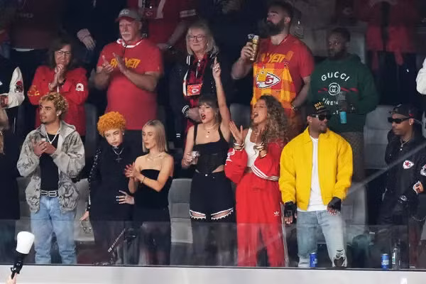 Taylor Swift đã có mặt cùng "hội chị em" để cổ vũ cho bạn trai.