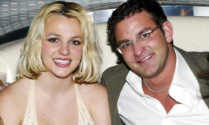 Briney Spears chụp ảnh cùng anh trai Bryan Spears. Briney Spears chụp ảnh cùng anh trai Bryan Spears.