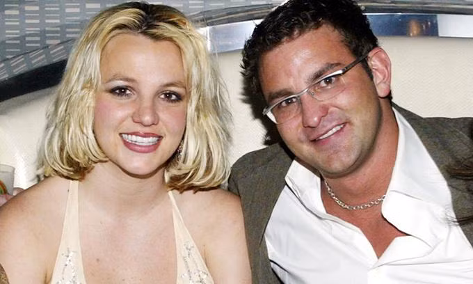 Briney Spears chụp ảnh cùng anh trai Bryan Spears.