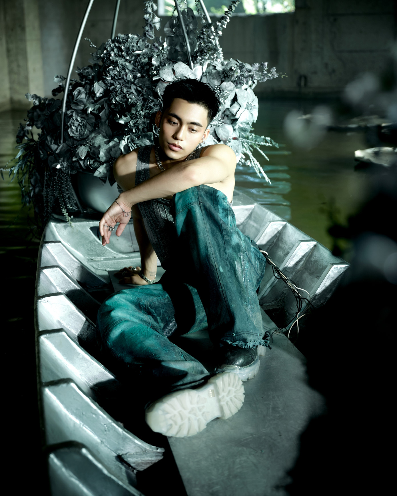 Giọng hát của MONO tiếp tục là điểm yếu của sản phẩm mới.