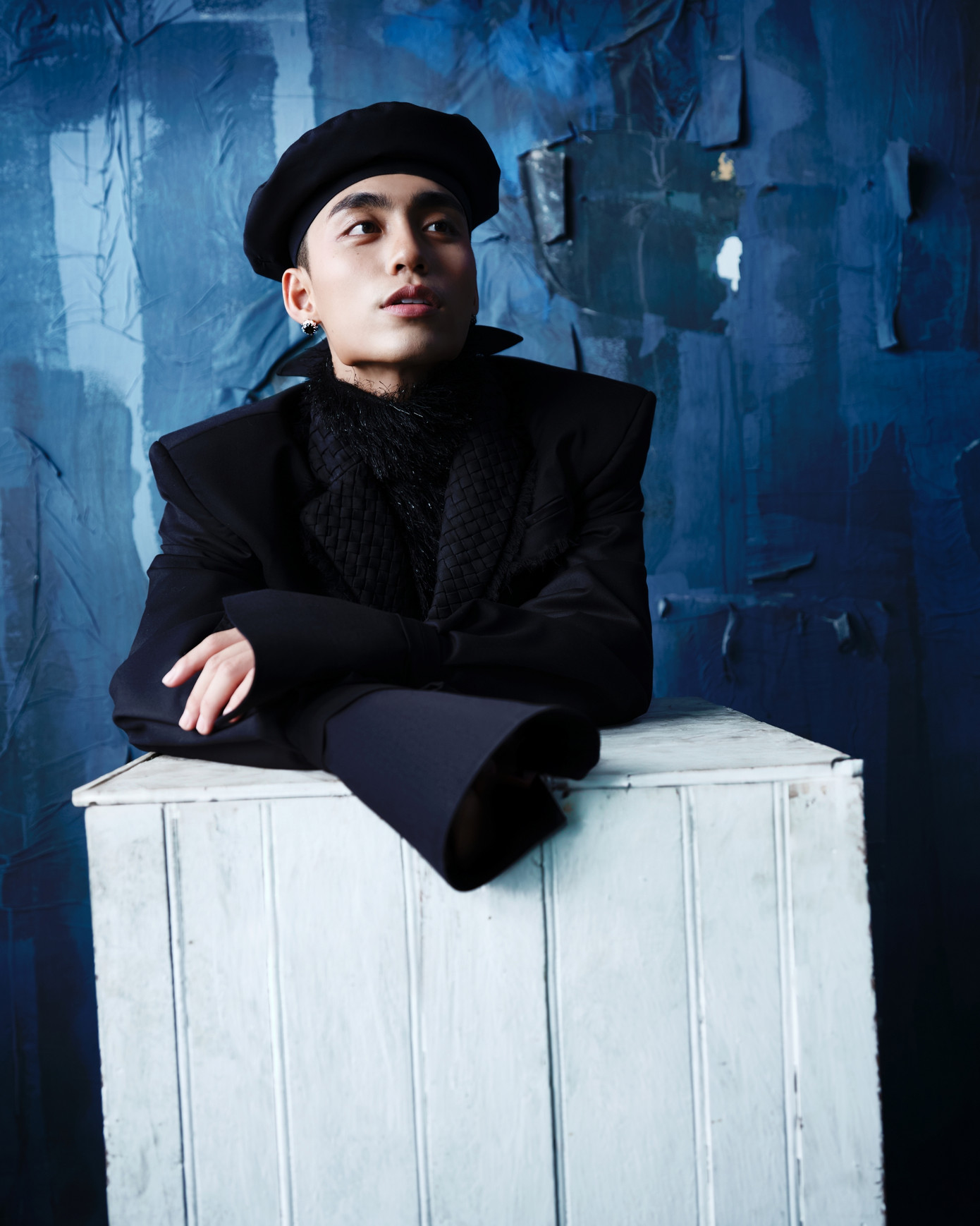 Tạo hình unisex của MONO trong MV mới được đánh giá cao.