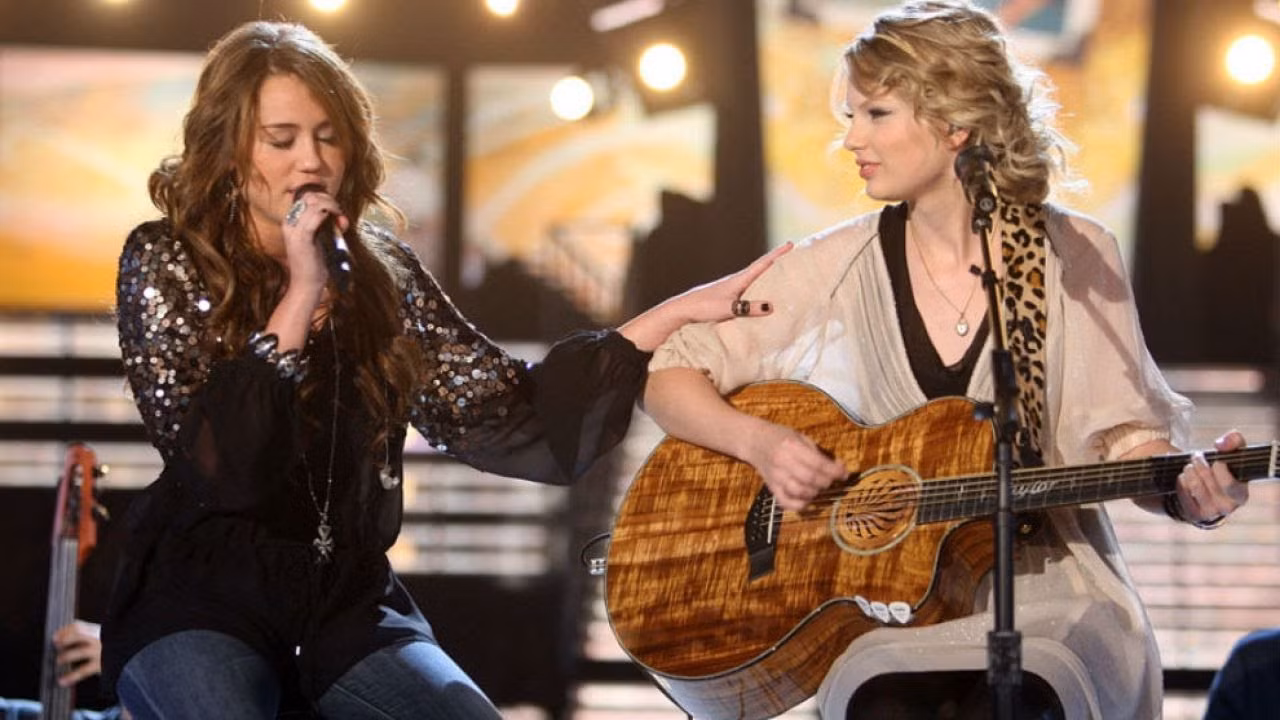 Taylor Swift và Miley Cyrus từng kết hợp trên sân khấu Lễ trao giải Grammy 2009.