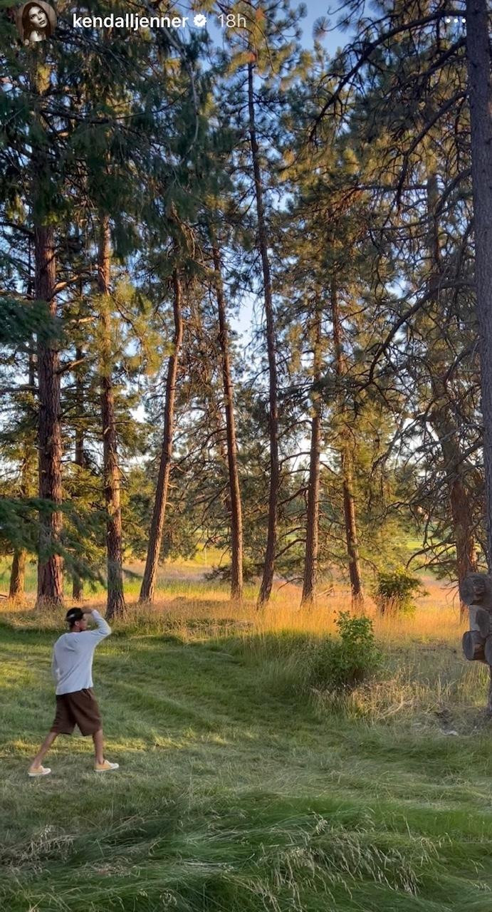 Kendall Jenner cập nhật loạt ảnh trong chuyến du lịch cùng bạn trai Devin Booker.