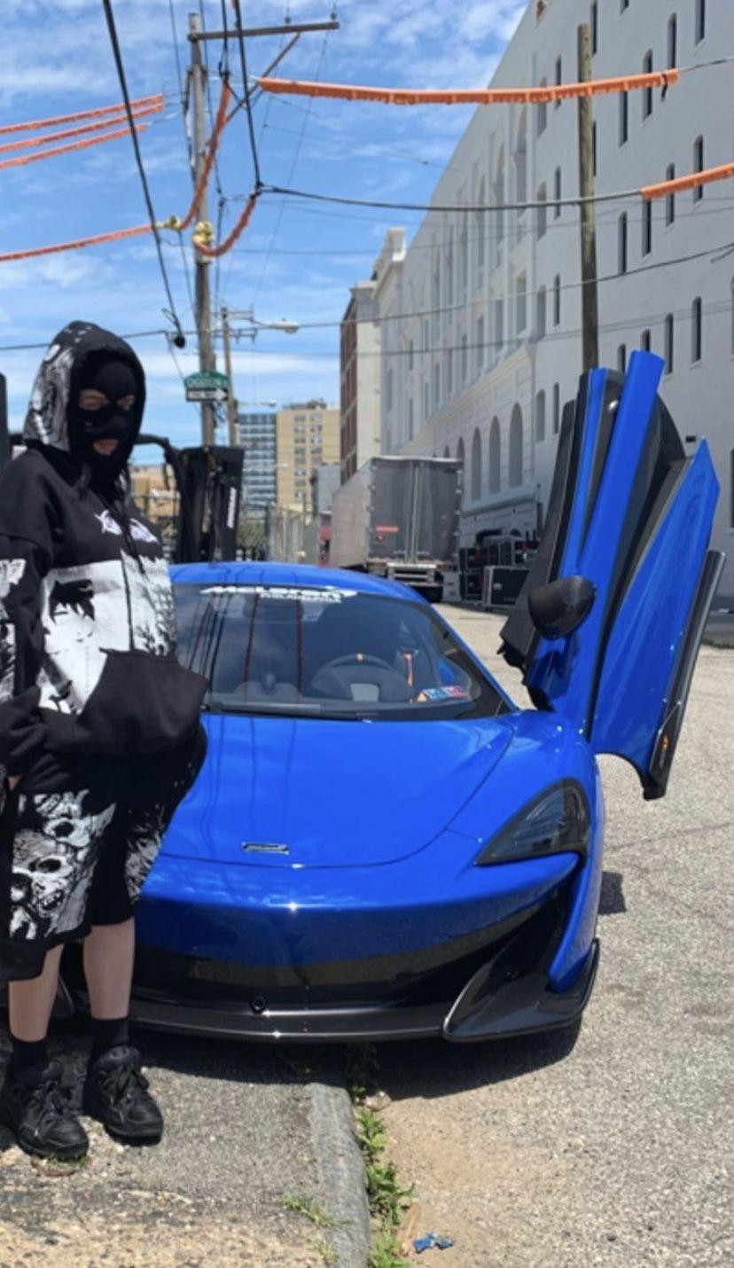 Billie Eilish chụp ảnh bên chiếc McLaren 570S trị giá 191.000 USD (khoảng 4,4 tỷ VNĐ). Billie Eilish chụp ảnh bên chiếc McLaren 570S trị giá 191.000 USD (khoảng 4,4 tỷ VNĐ).