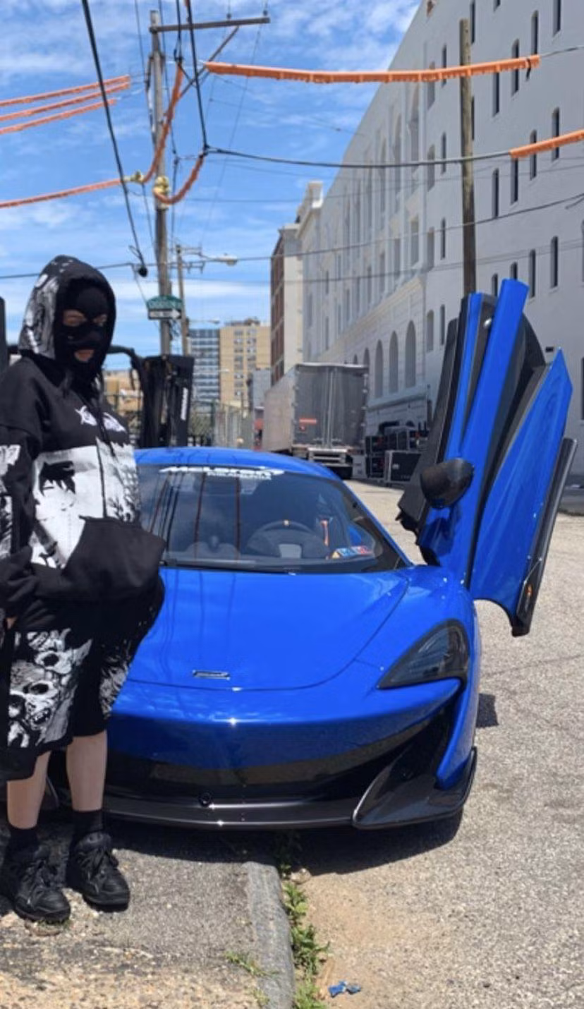 Billie Eilish chụp ảnh bên chiếc McLaren 570S trị giá 191.000 USD (khoảng 4,4 tỷ VNĐ).