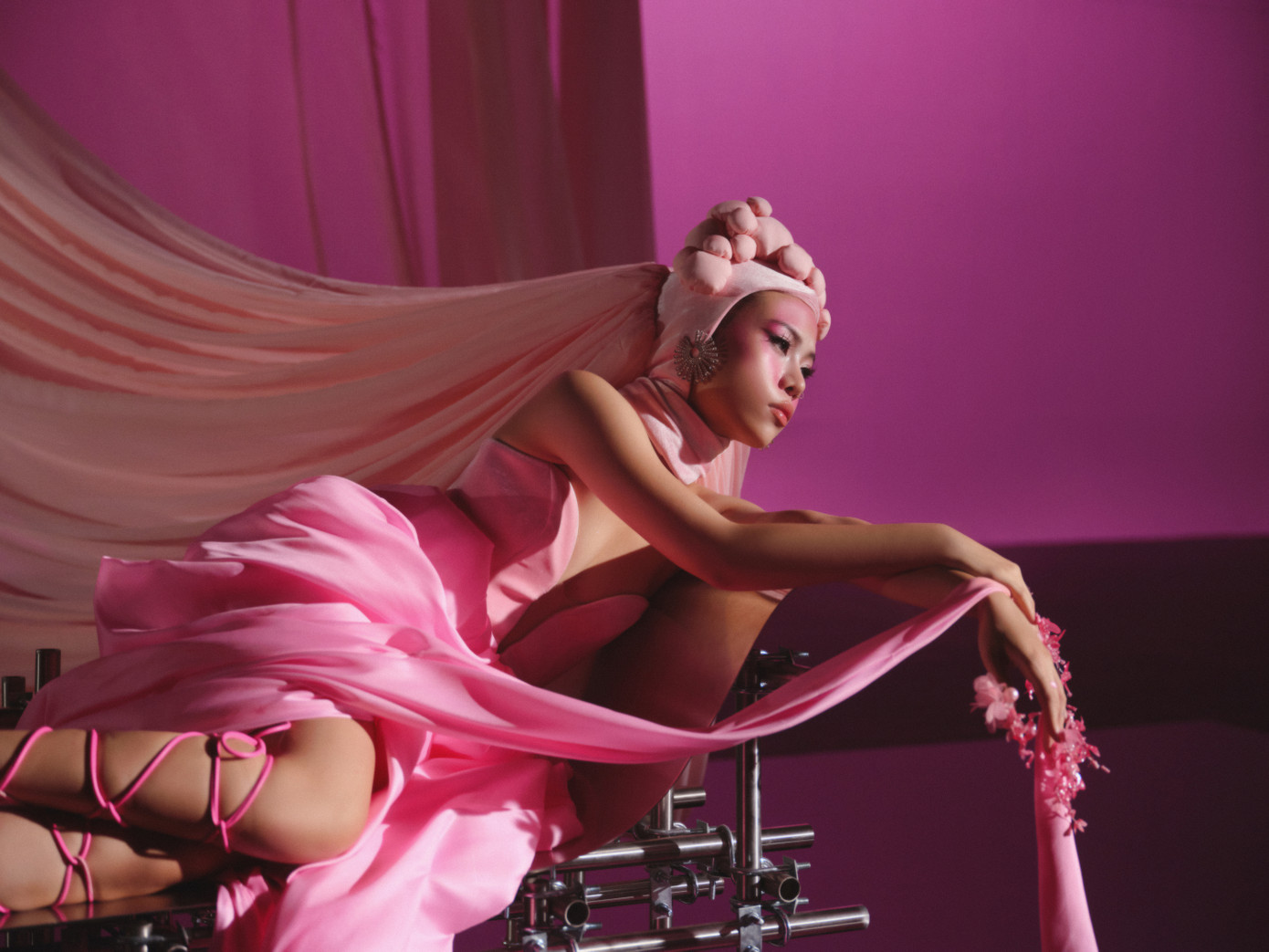 tlinh đã hát rõ lời hơn, đầu tư về phần lyrics hơn trong sản phẩm mới. tlinh đã hát rõ lời hơn, đầu tư về phần lyrics hơn trong sản phẩm mới.