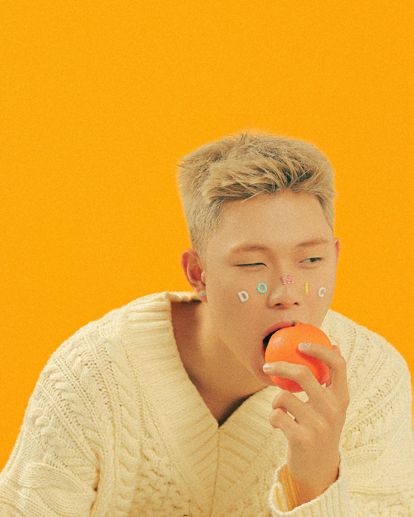 Dương Comic thay đổi nhiều tạo hình trong MV mới.