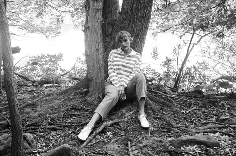 Taylor Swift có một năm 2020 hoạt động hiệu quả khi ra mắt tới 2 album thống trị các bảng xếp hạng. Taylor Swift có một năm 2020 hoạt động hiệu quả khi ra mắt tới 2 album thống trị các bảng xếp hạng.