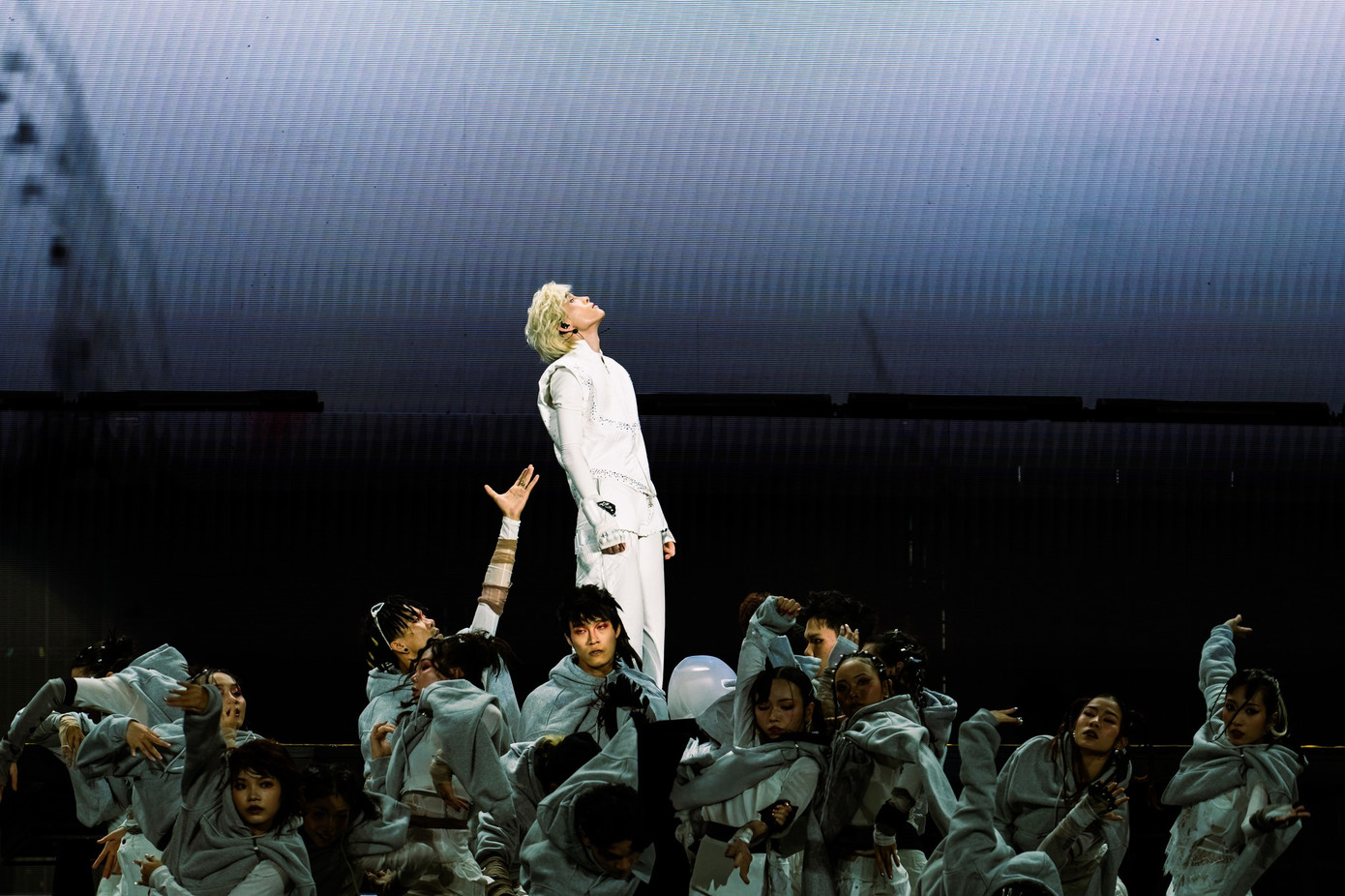 Wren Evans tái xuất sân khấu GenFest với tiết mục dàn dựng cầu kỳ. Wren Evans tái xuất sân khấu GenFest với tiết mục dàn dựng cầu kỳ.