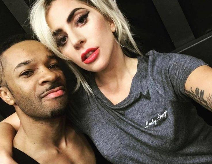 Richard Jackson là biên đạo "ruột" của Lady Gaga, từng đồng hành cùng cô trong nhiều chương trình quan trọng.