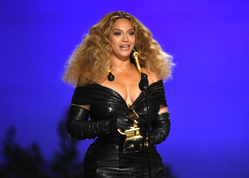 Beyoncé xứng đáng có một giải Grammys cho Album của năm sau 3 lần thất bại. Beyoncé xứng đáng có một giải Grammys cho Album của năm sau 3 lần thất bại.
