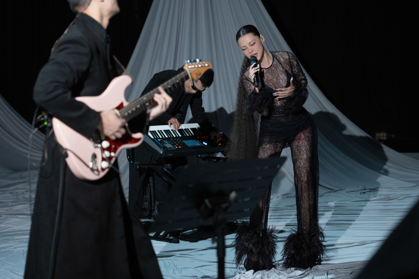 Bùi Lan Hương tiếp tục làm mới Mê Muội với bản phối đậm chất Synth Pop. Bùi Lan Hương tiếp tục làm mới Mê Muội với bản phối đậm chất Synth Pop.