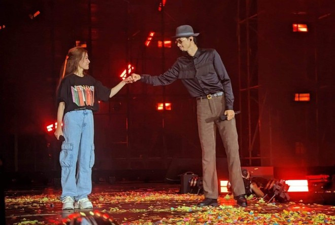 Đen Vâu là khách mời đặc biệt trong concert của Hoàng Thùy Linh. Đen Vâu là khách mời đặc biệt trong concert của Hoàng Thùy Linh.